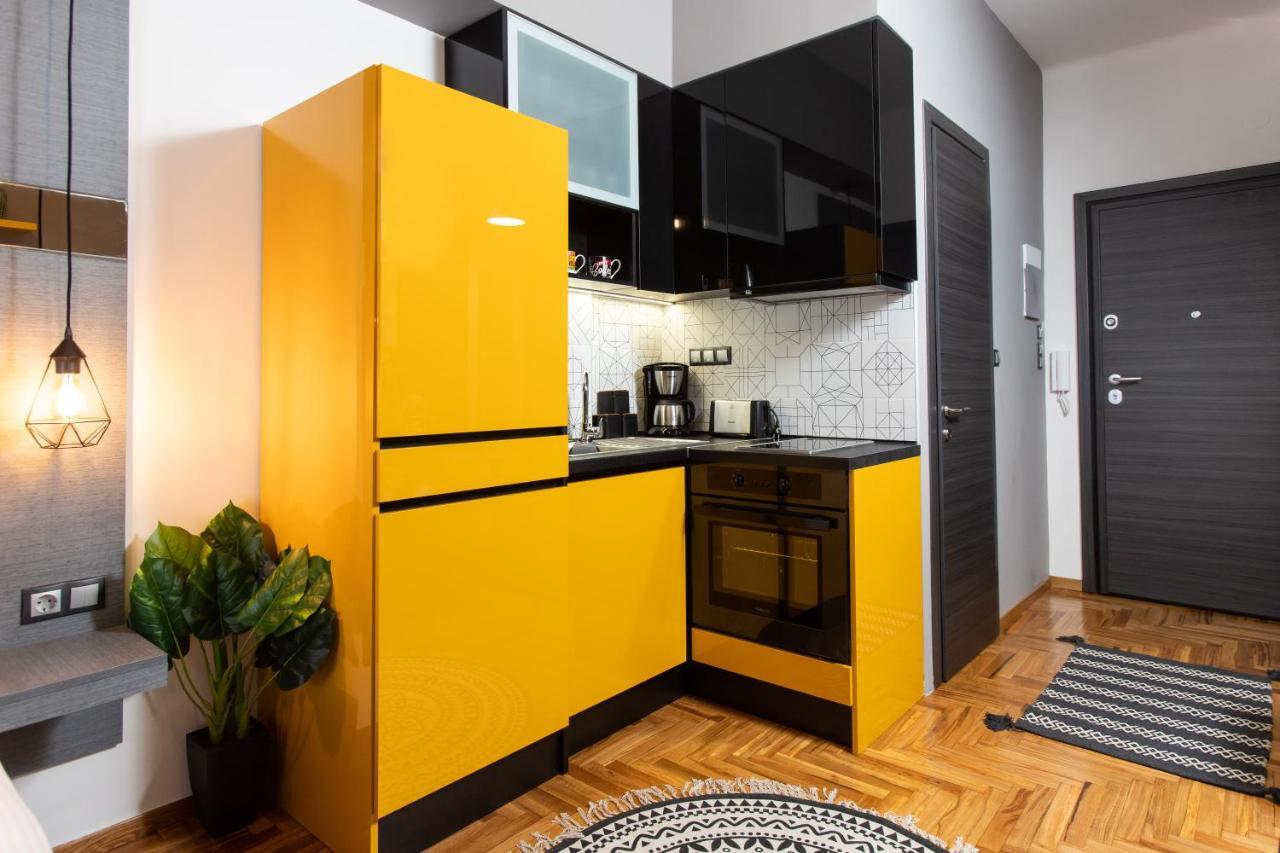 Downtown Luxury Boutique Suites : The Yellow Suite เทสซาโลนิกิ ภายนอก รูปภาพ