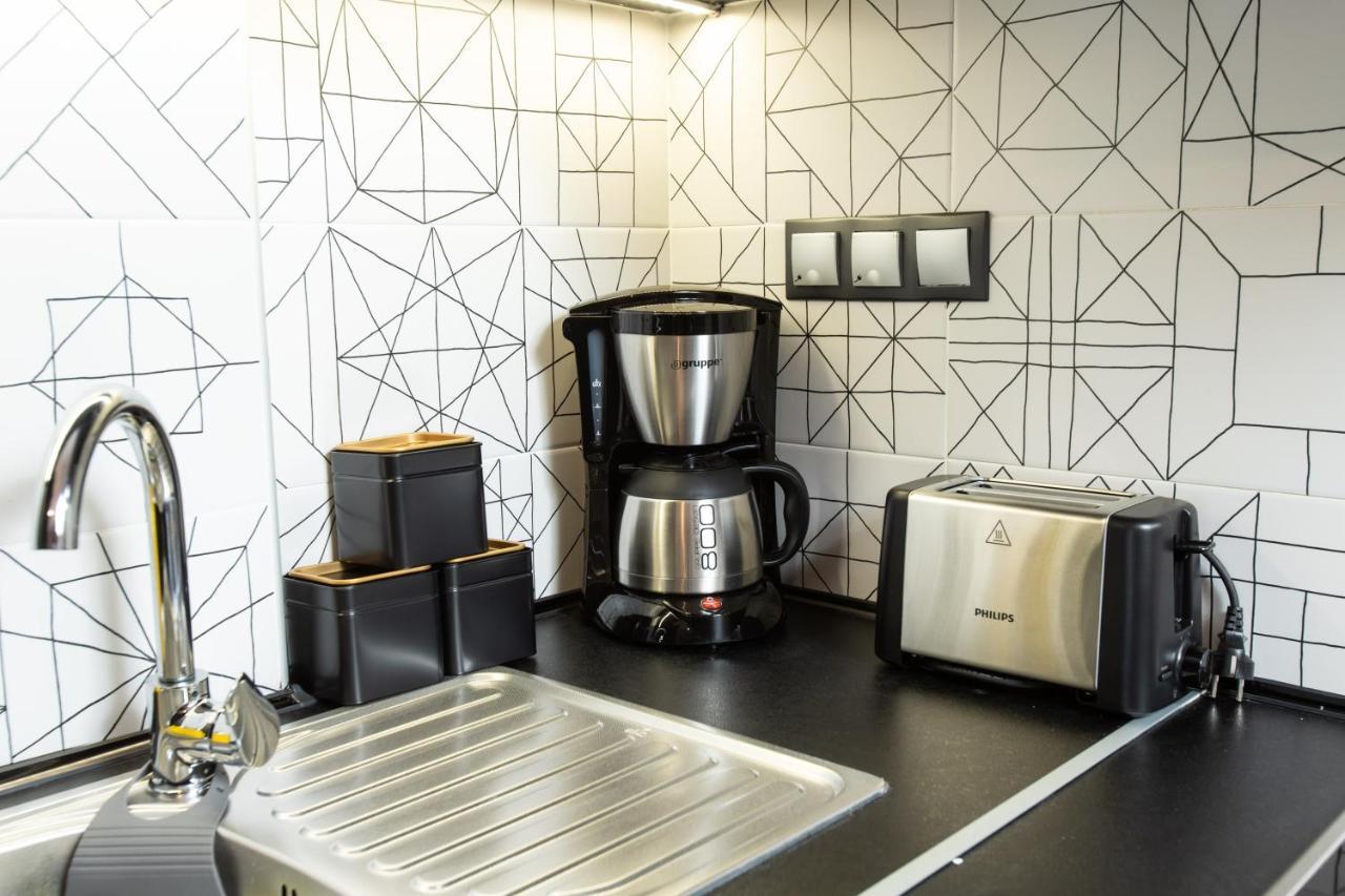 Downtown Luxury Boutique Suites : The Yellow Suite เทสซาโลนิกิ ภายนอก รูปภาพ